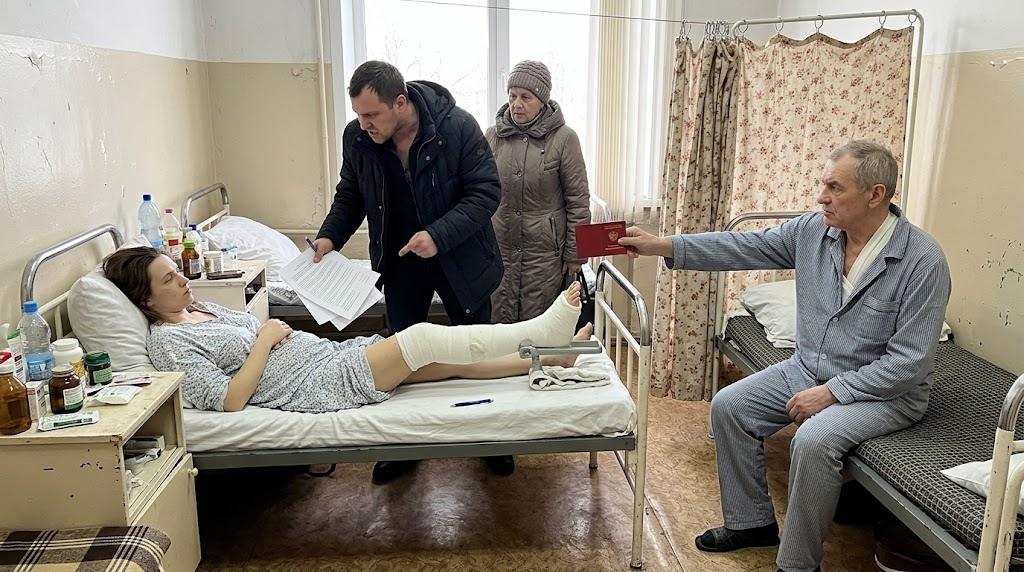 В палате муж швырнул мне бумаги на квартиру: «Подписывай, инвалидка!» Но пожилой сосед по койке достал удостоверение